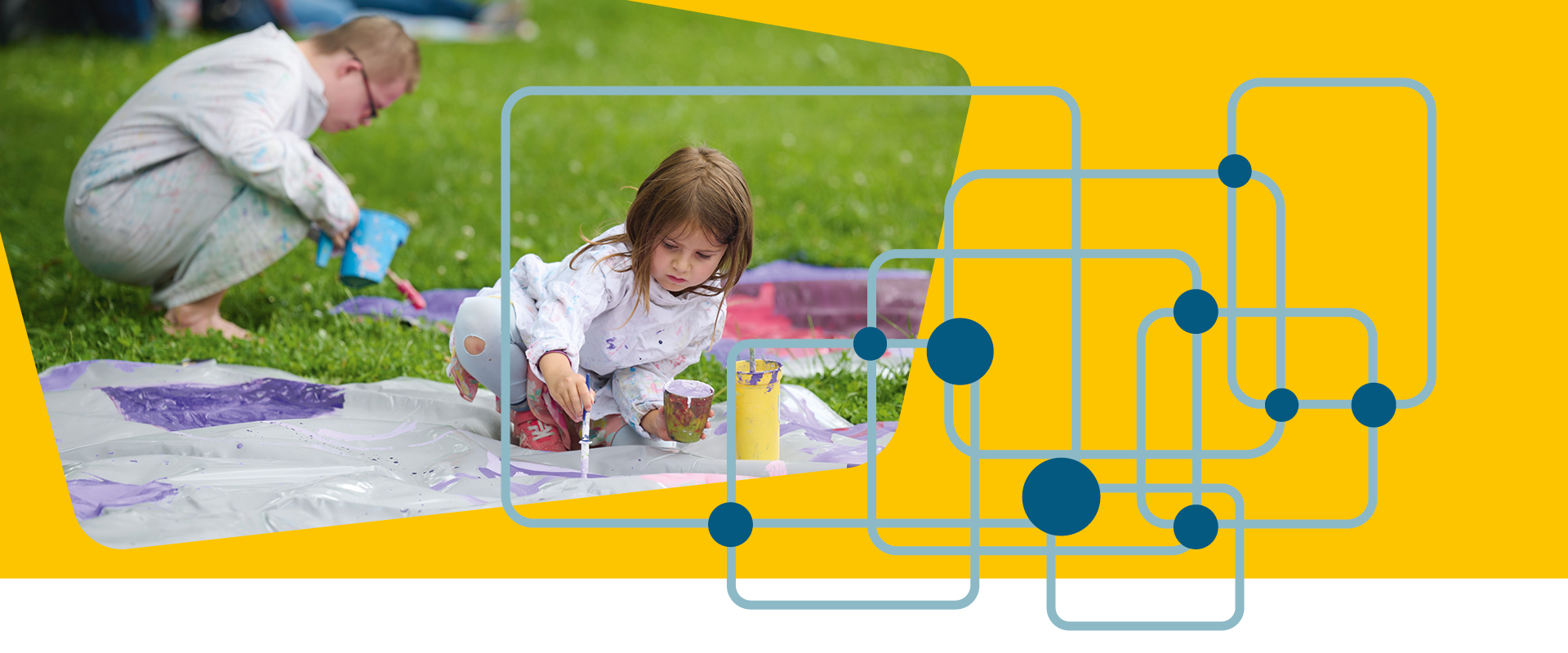 Zwei Kinder malen beim Kinderkultursommer