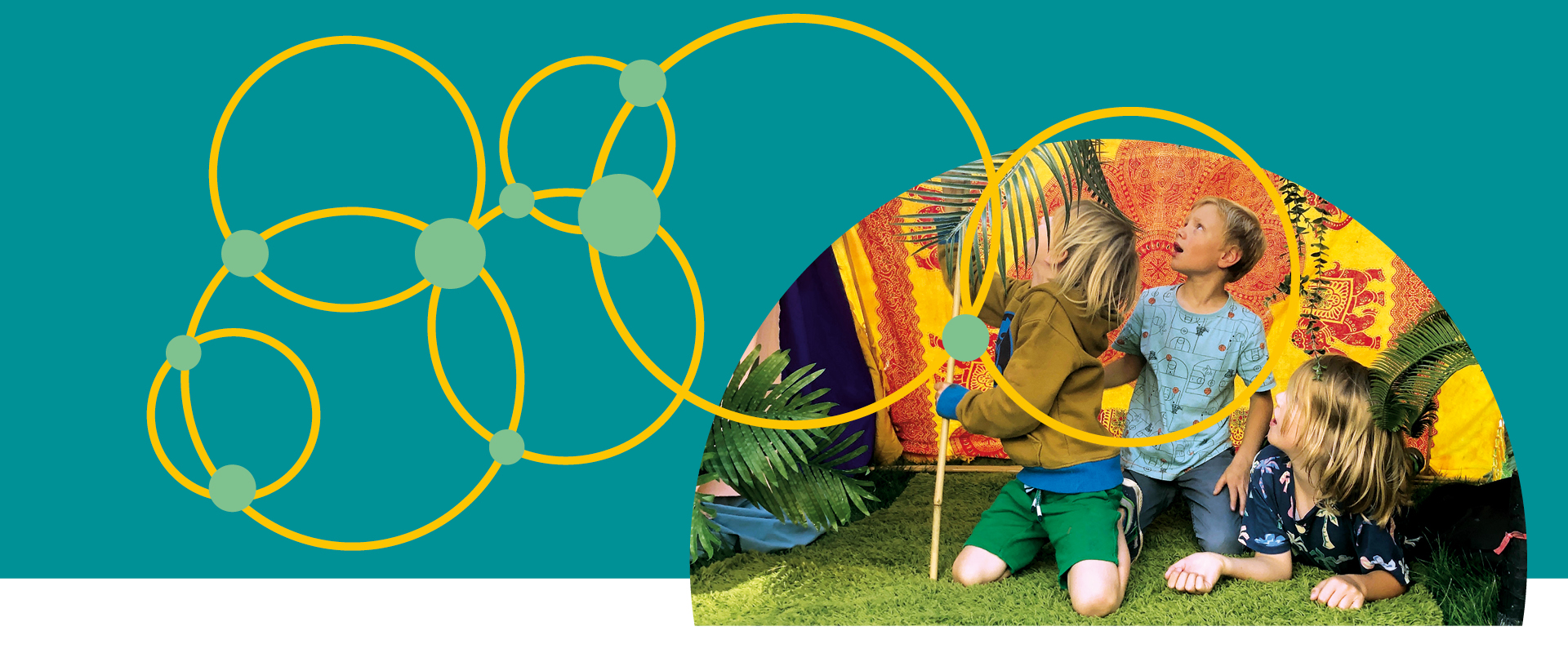 Drei Kinder schauen nach oben beim Projekt Straße. Oase