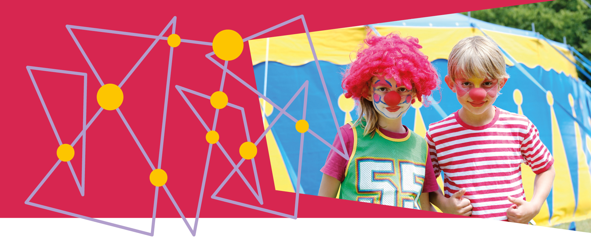 Zwei Kinder sind als Clowns verkleidet im Projekt Zirkuslust