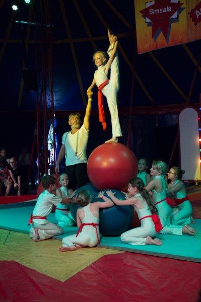 Kinder Zirkus Attraktionen: Kunststück am Ball